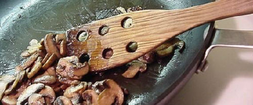 不粘锅涂层中的化学物质PFAS会造成持久污染，很难在自然环境中降解。（美国《赫芬顿邮报》）