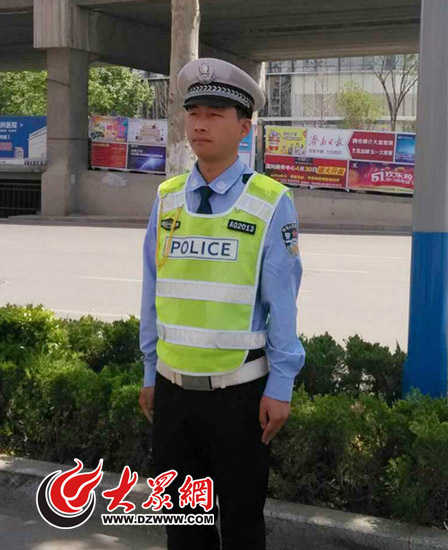 济南交警微博回复称被示爱的“小眼”交警单身,并附上了一张执勤照片。