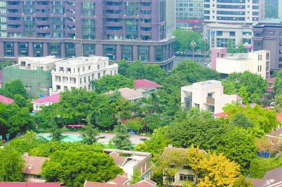 成都锦绣花园10年变身违建群 业主用豪车阻挠