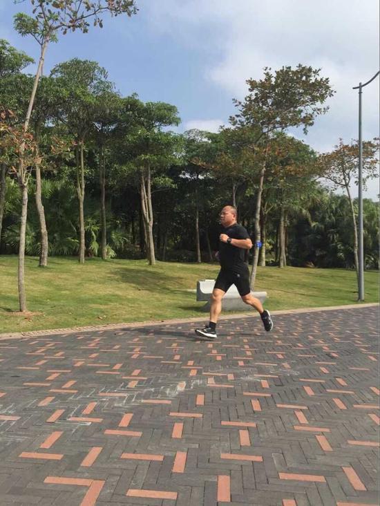 来自1239公里外的缘分 深圳跑友报名三十岗乡