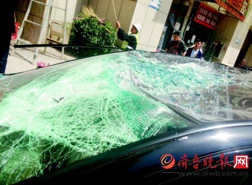事發現場室內的落地窗蕩然無存。