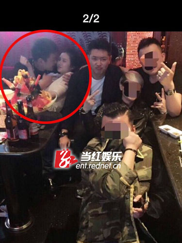 网友爆出当晚包间内的更多照片，田源与该女子举止十分亲密。
