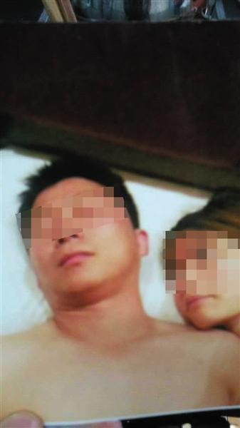 黄女士称,侧躺在她身边的男子就是张德志。