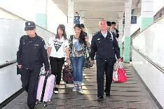 寶雞乘警“連哄帶騙”，將她們帶到寶雞并平安交給家長