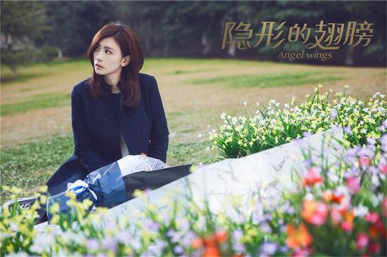 贾静雯在爱女墓碑前