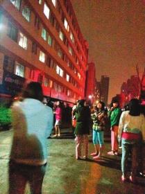 5月6日凌晨0点多，在湖南工大23栋宿舍楼一楼，一间快餐店内冒出火光，楼上数百名女生被疏散，很多女生逃出时还穿着睡衣。