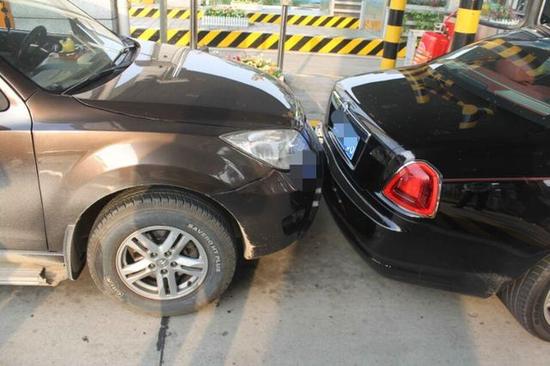海马车追尾劳斯莱斯需赔16万 司机:豪车伤不起