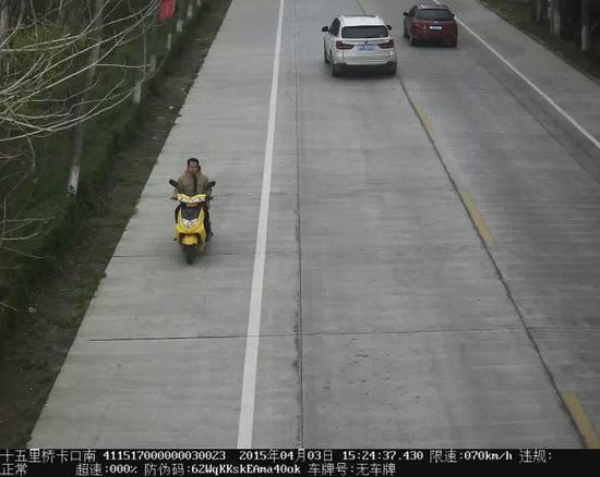 信阳一摩托车撞人逃逸 交警喊话自首可从轻处