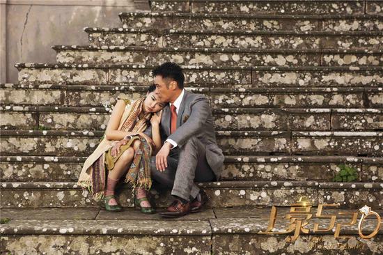 小薇依偎在土豪陈怀里