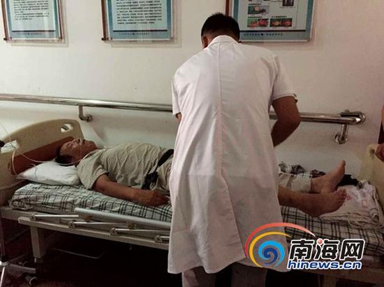 旅游大巴车司机送至三亚市人民医院,记者采访时仍旧昏迷