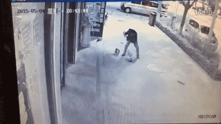 网曝男子当街暴打小孩 狠踩头部面部