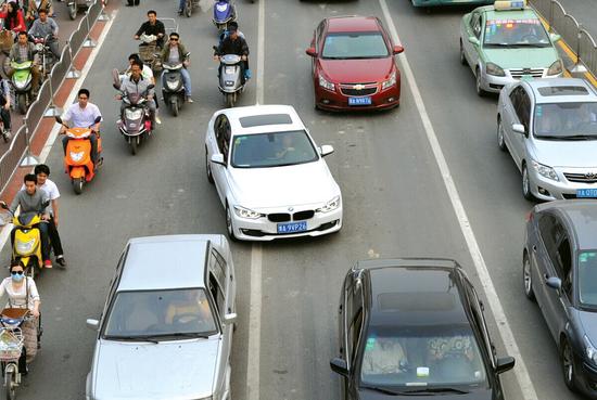 "昨日下午，文化路上寶馬車違章強行斜穿實線超車。