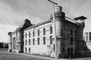 弗雷什沃特斯最初被囚于位于曼斯菲尔德的俄亥俄州监狱，该监狱是著名电影《肖申克的救赎》的拍摄地。