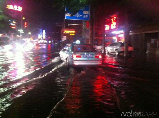 莞石龙一空地发生滑坡 老城区部分路段积水严