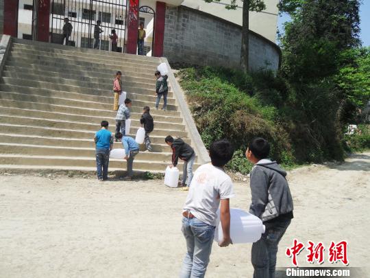取水归来的学生。 滕树维 摄