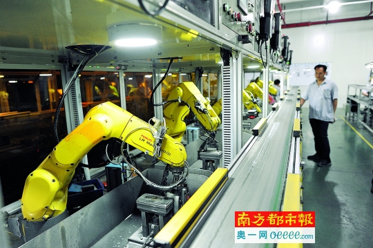 5月5日,广东长盈精密技术有限公司车间,机器手在进行手机部件的抛光作业。 南都记者 梁清 摄