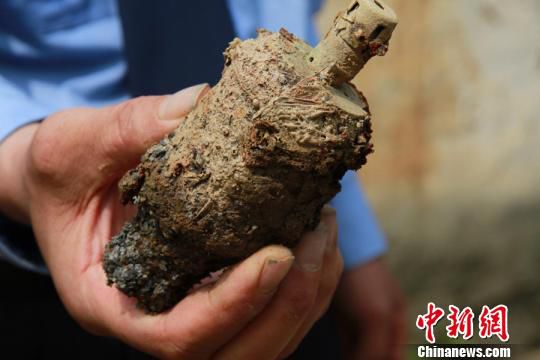 警方正在检查手雷。胡荣华 摄