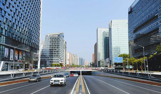 前不久,锦城大道、府城大道下穿天府大道隧道工程已完工通车。 记者 衡昌辉 摄