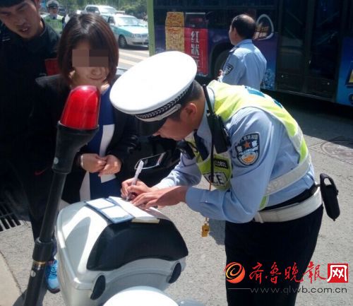 济南交警首对开车玩手机开罚单