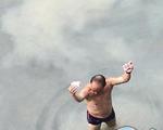 男子半夜酒后跳海被救 清晨一大笔钱漂浮海面