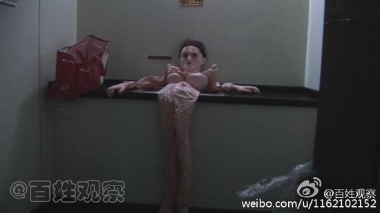 昨晚，黄河路与南阳路的一个24小时无性别公厕里，几名过路大妈入厕方便，被眼前一幕吓傻了！只见一个披头散发、已经漏了气的充气娃娃被扔在里面，还有一个红袋子里装着各种情趣用品。巡防队员怀疑是被人刻意丢弃在这儿的。