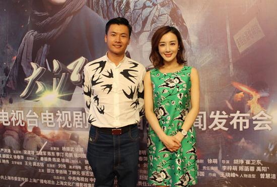 主演李依晓,于滨合影