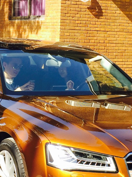 网传二人在豪车内热聊