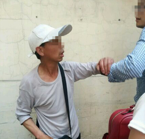 南充大叔将<em>体液</em>喷到短裤<em>少女</em>腿上 被逮后下跪