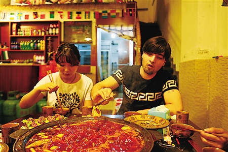 迪拜阿联酋帅哥为爱来渝开火锅店 亲自服务顾客