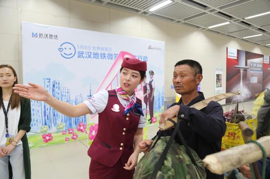 武汉地铁站内现微笑号列车 女神甜美曾屡遭搭