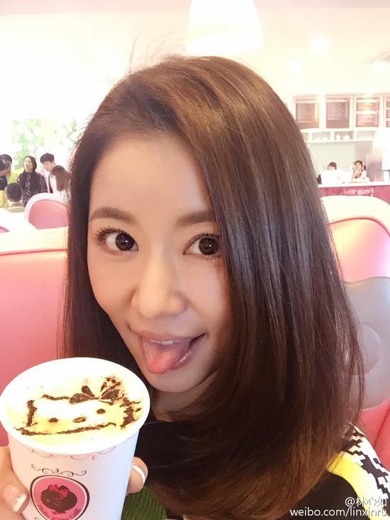 林心如吐舌卖萌