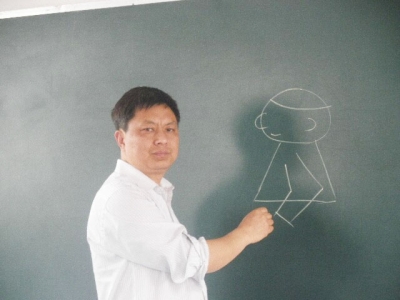 崔来安教学生画漫画