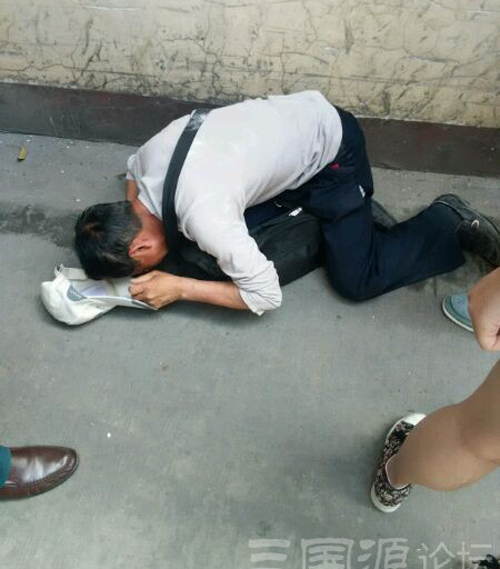 南充猥琐大叔将<em>体液</em>喷到<em>少女</em>腿上 被逮后下跪