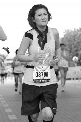 女星爱跑步!周笔畅跑成马拉松雨神