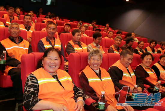 信阳潢川近200名环卫工受邀免费看电影