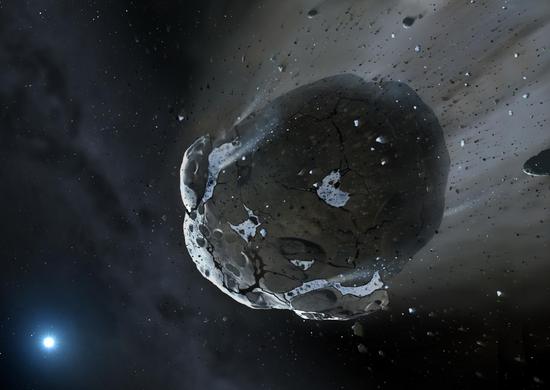 艺术构想图：一颗富含水分的岩质小行星，在白矮星强大的重要作用下，正逐渐破裂分解。太阳系中一些类似的天体，可能许多都携带有大量水分，甚至与地球上的水量差不多多。
