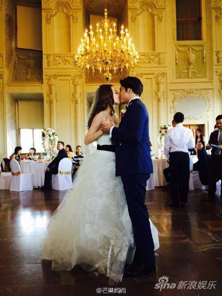 欧弟和老婆浪漫接吻