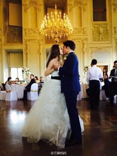 新浪娱乐讯 7日上午，欧弟和妻子郑云灿在被称为“爱情圣地”的捷克首都布拉格举办了浪漫唯美的婚礼。