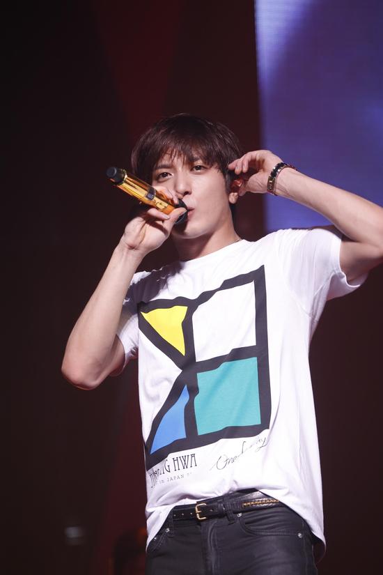 韩团CNBLUE郑容和东京开唱吸引3万人|郑容和