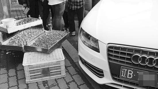 女子开奥迪冲撞水果摊还打伤五旬摊贩