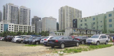 ▲建筑工地加塞建临时停车场,疑存安全隐患