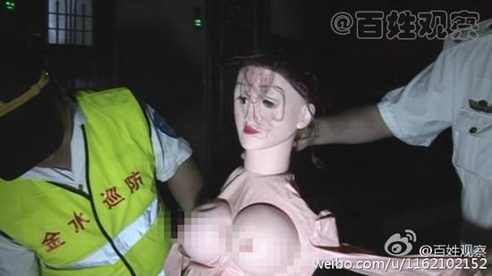 昨晚，黄河路与南阳路的一个24小时无性别公厕里，几名过路大妈入厕方便，被眼前一幕吓傻了！只见一个披头散发、已经漏了气的充气娃娃被扔在里面，还有一个红袋子里装着各种情趣用品。巡防队员怀疑是被人刻意丢弃在这儿的。