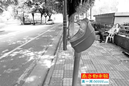 广州又要调整咪表停车位收费,引发质疑。有咪表收费员说现在有些路段一般不到节假日已经停不满。 南都资料图