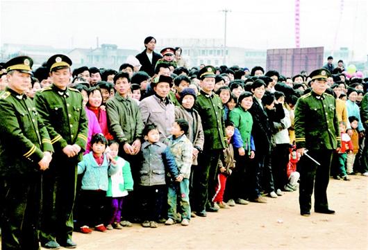 圖為：1993年，神龍一廠奠基儀式上，圍觀的人群