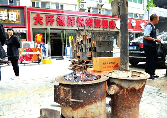 烧烤店老板拒不执行处罚,玩起“捉迷藏”