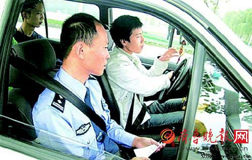 圖為一考生正在考駕駛證。(資料片)