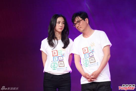 汤唯白衣清新 与老公金泰勇情侣装同台秀恩爱