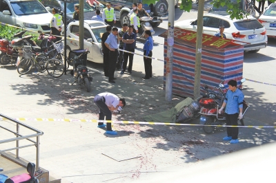 警方工作人员正在勘查凶案现场