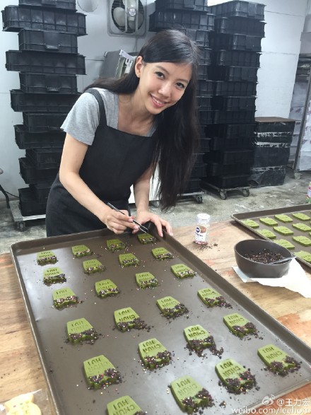 李靓蕾做饼干做慈善