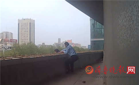 看到女子要跳樓,王學新迅速沖了過去。